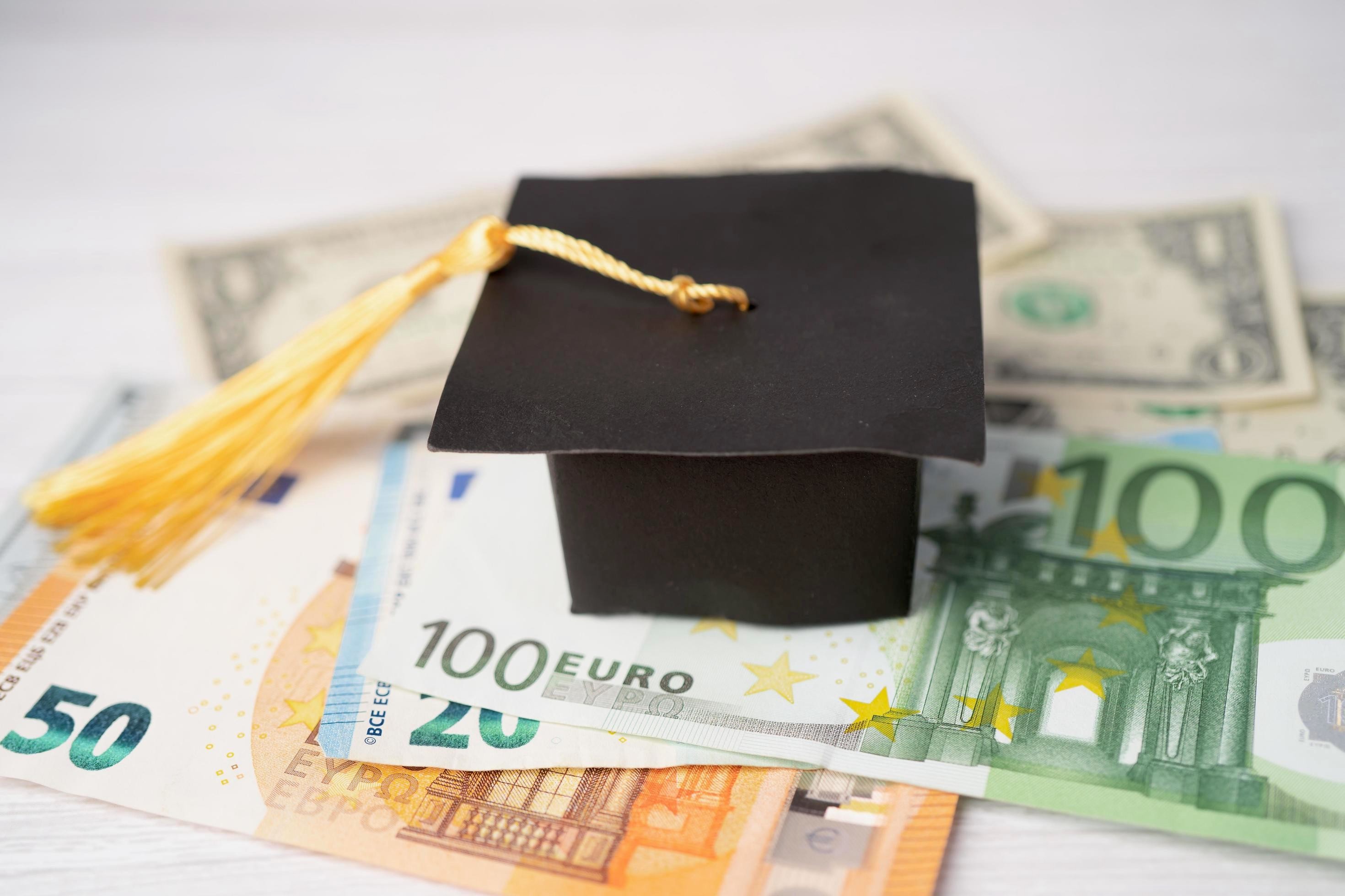  Φιλοσοφική Αθηνών: Μηνιαία Υποτροφία 900€ για μεταπτυχιακό ή διδακτορικό στο εξωτερικό (2023-2024)