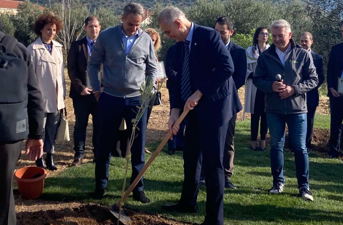  Ο Πρωθυπουργός και ο Πρύτανης του Γεωπονικού Πανεπιστημίου Αθηνών φυτεύουν υπεραιωνόβια ελιά