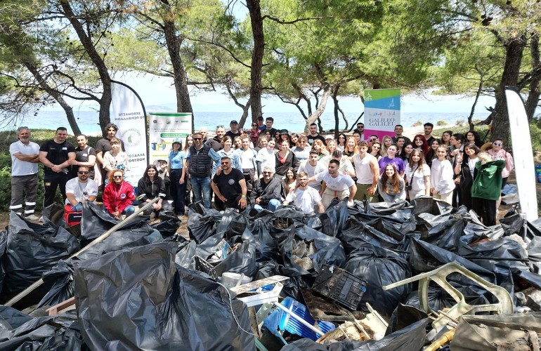  Φοιτητές του ΠΑΜΑΚ καθάρισαν 18.000 λίτρα απορριμμάτων (ΦΩΤΟ)