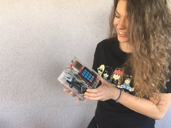  Φοιτήτρια Ελληνικού Πανεπιστημίου έφτιαξε μόνη της κινητό τηλέφωνο!