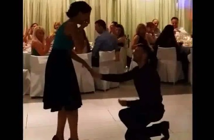  Πρόταση γάμου σε πάρτι αποφοίτησης [Βίντεο]